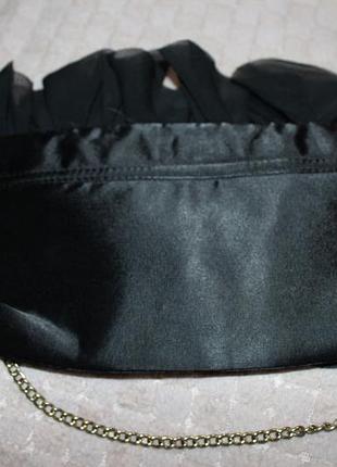 Брендовая сумочка кросс-боди клатч на цепочке украшена шифоном