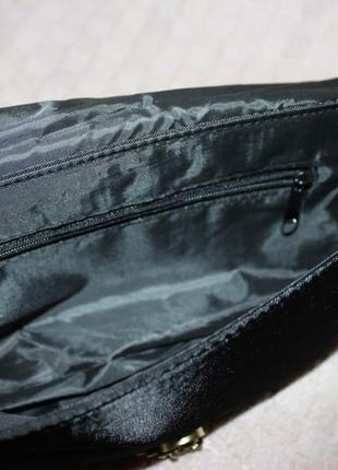 Брендовая сумочка кросс-боди клатч на цепочке украшена шифоном