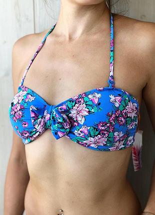 Красивий яскравий верх від купальника, бюст