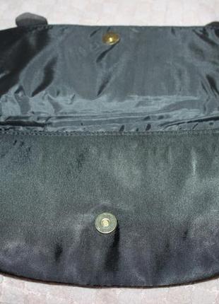 Брендовая сумочка кросс-боди клатч на цепочке украшена шифоном