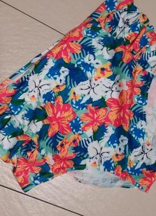 Яркие, высокие купальные плавки