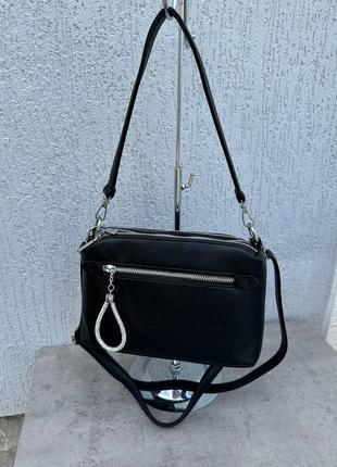 Черная, удобная сумочка+длинный регулируемый ремешок.