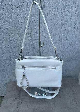 Белая, удобная сумочка+длинный регулируемый ремешок.