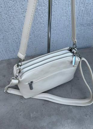 Молочная, удобная сумочка+длинный регулируемый ремешок.2 фото