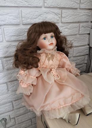 Красива порцелянова лялька leonardo collection