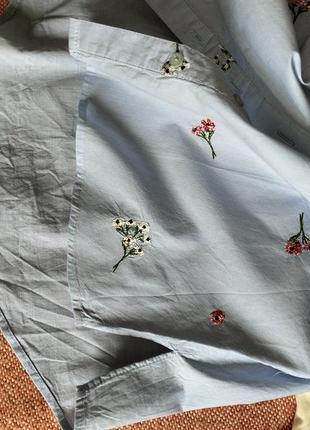 Блуза с открытыми плечами и вышитыми цветами4 фото
