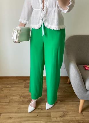 Летние зеленые брюки свободного кроя4 фото