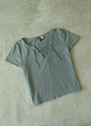 Сіра футболка зі шнурівкою від divided , h&m.