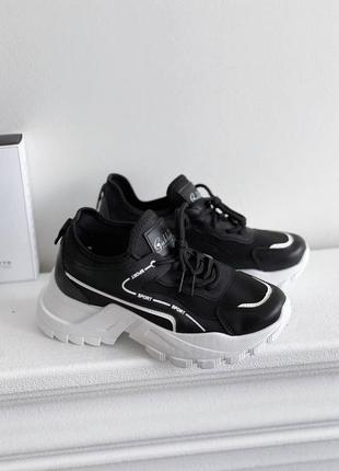 Чорні кросівки зі взуттєвого еластичного текстилю  зі вставками еко-шкіри на масивній білій підошві