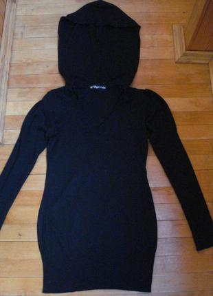 Необычный хлопковый удлиненный джемпер с пришитым декоративным капюшоном