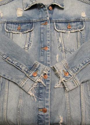 Zarа джинсовая куртка оверсайз с потертостями и разрывами6 фото