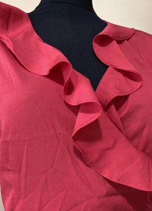 Стильная красная блуза на запах с рюшами4 фото
