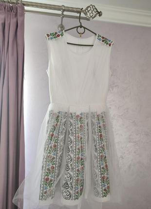 Белое вышитое платье с фатином / платье вышитое