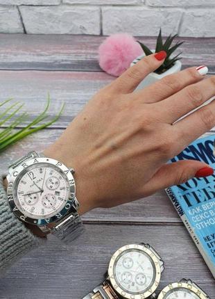 Красивые женские модные часы на руку  серебряные
