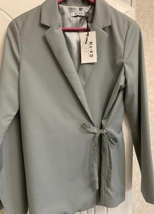 Стильный пиджак na-kd на запах оливкового цвета1 фото