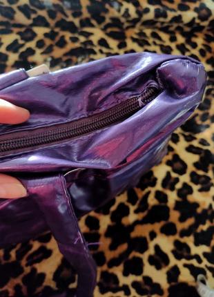 Шикарная фиолетовая сумка металлик с короткими ручками8 фото