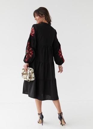 Подовжена чорна сукня з вишивкою, стильна бавовняна сукня чорного кольору з червоною вишивкою3 фото