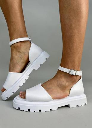 Стильные белые босоножки/сандали на тракторной подошве с ремешком кожаные/кожа женские - женская обувь на лето1 фото
