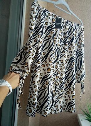 Стильная удлиненная блуза на плечи из натуральной ткани в модный анималистичный принт3 фото