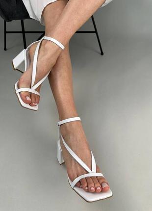 Стильные белые босоножки на каблуке, каблуке кожаные/кожа - женская обувь на лето 2023-2024