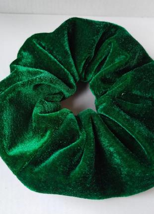 Бархатная зелёная резинка на голову6 фото