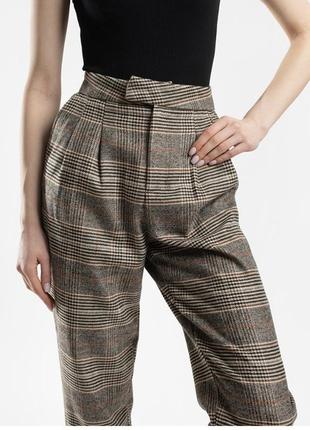 Женские брюки-бананы в клетку