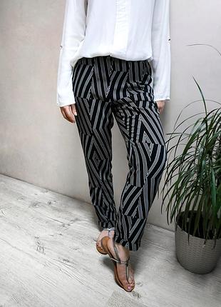 Брюки зауженные к низу с геометрическим рисунком atmosphere