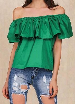 Зеленая блуза с открытыми плечами и воланом3 фото