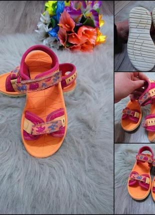 Продам босоніжки clarks