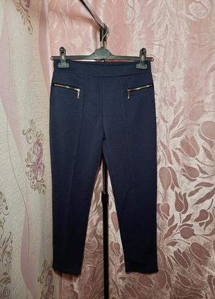 Темно синие стрейчивые брюки1 фото