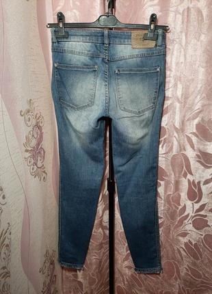 Блакитні рвані джинси скині з вишивкою2 фото