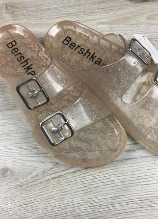 Новые актуальные прозрачные шлёпанцы bershka1 фото