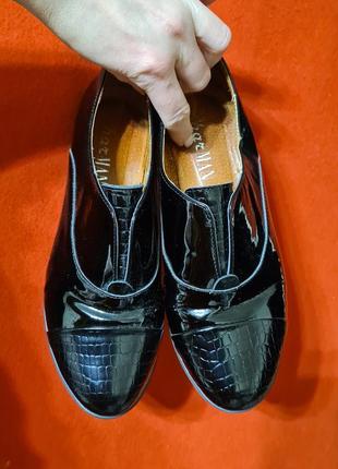 Лаковані шкіряні жіночі туфлі