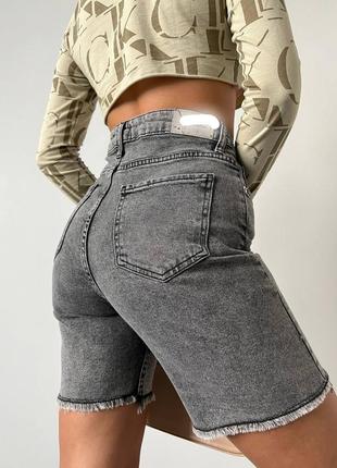 Удлиненные джинсовые шортики в сером цвете3 фото