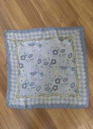 Милий шовкову хустинку