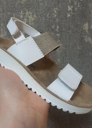 Босоножки,сандалии белые ,лёгкие,регулируемые,качественные.
