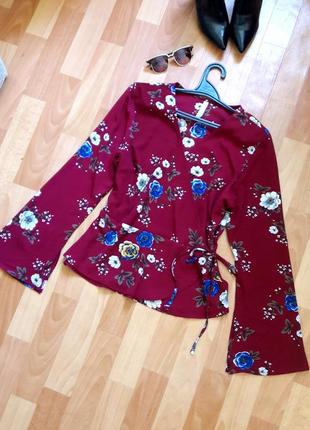 Красива блуза на запах з кльошними рукавчиками