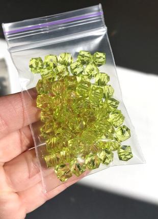 Скляні намистини зелено-жовтого кольору