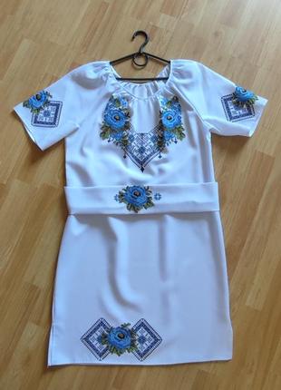 Вышитое платье