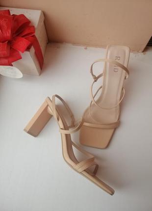 Бежевые босоножки 40р raid