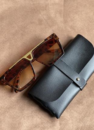 Чехол в подарок коричневые леопардовые солнцезащитные очки