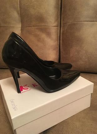 Лакові туфлі