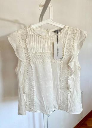 Жіноча блуза stradivarius в білому кольорі зі вставками вишивки
