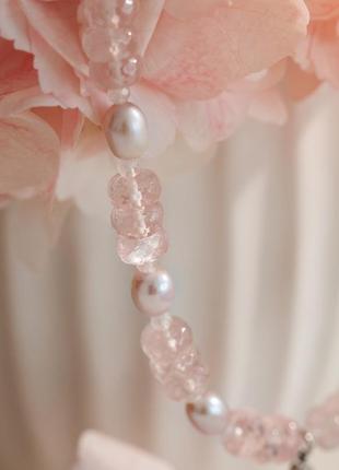 Розовый чокер бусы колье из розового кварца и жемчуга, из натуральных камней с подвеской цветок5 фото
