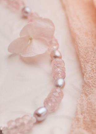 Розовый чокер бусы колье из розового кварца и жемчуга, из натуральных камней с подвеской цветок8 фото