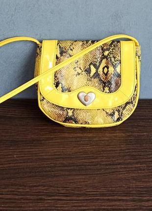 Детская сумка под рептилию через плечо желтая летняя5 фото