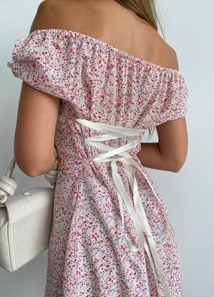 Нежное платье с открытыми плечами и корсетом на шнуровке в цветочный принт5 фото