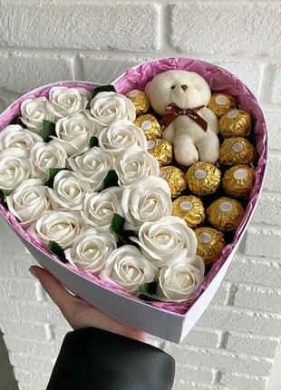 Подарунок для коханої з ведмедиком, трояндами та цукерками ferrero rocher