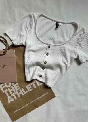 Базовый белый топ в рубчик от h&m.