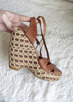 Кожаные босоножки на платформе